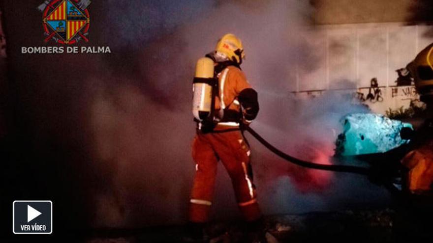 Un incendio destruye cinco contenedores y un coche en Palma