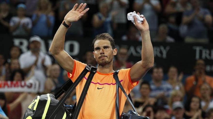 Rafael Nadal se despide de los aficionados tras caer derrotado.