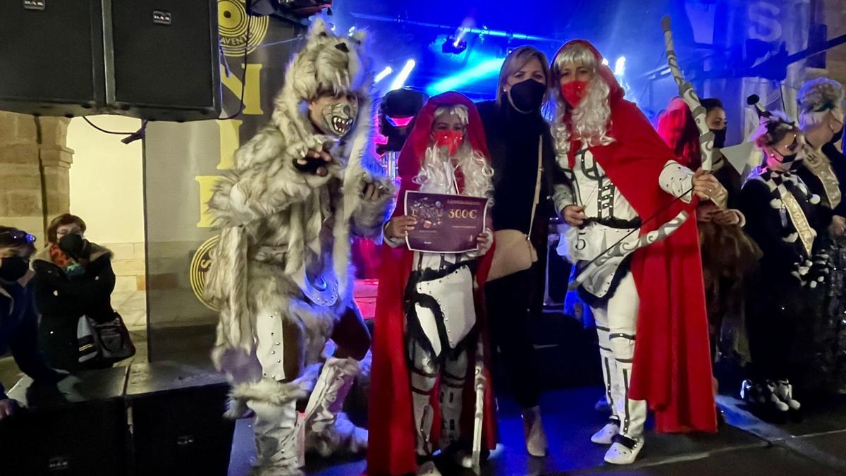 La concejala de Fiestas, Patricia Martín, con los ganadores del premio de grupos de tres a siete personas.