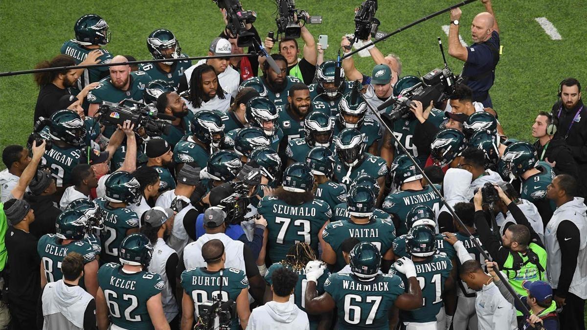 Los jugadores de Filadelfia Eagles celebran la conquista de la Super Bowl.
