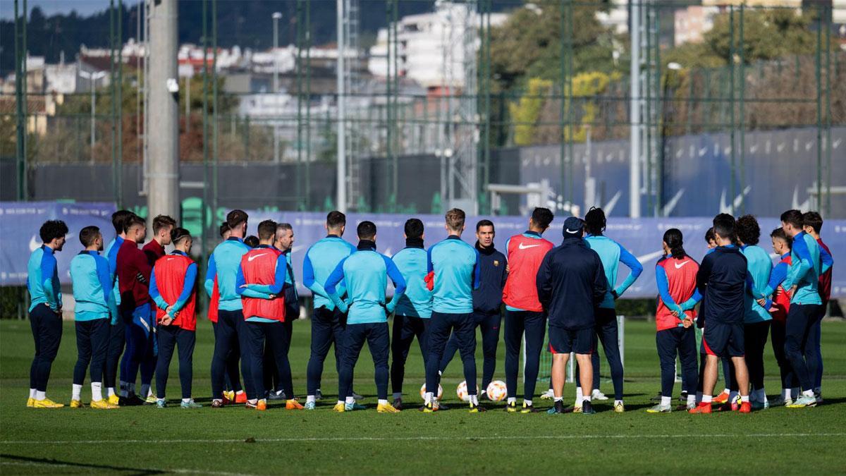 Rafa Márquez alecciona a sus jugadores en la sesión previa al derbi catalán