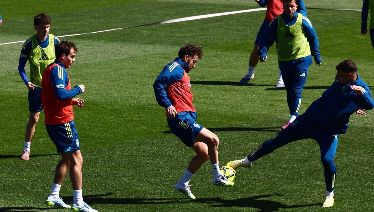 Francho, Keidi Bare y Bakis, en un entrenamiento del Real Zaragoza.