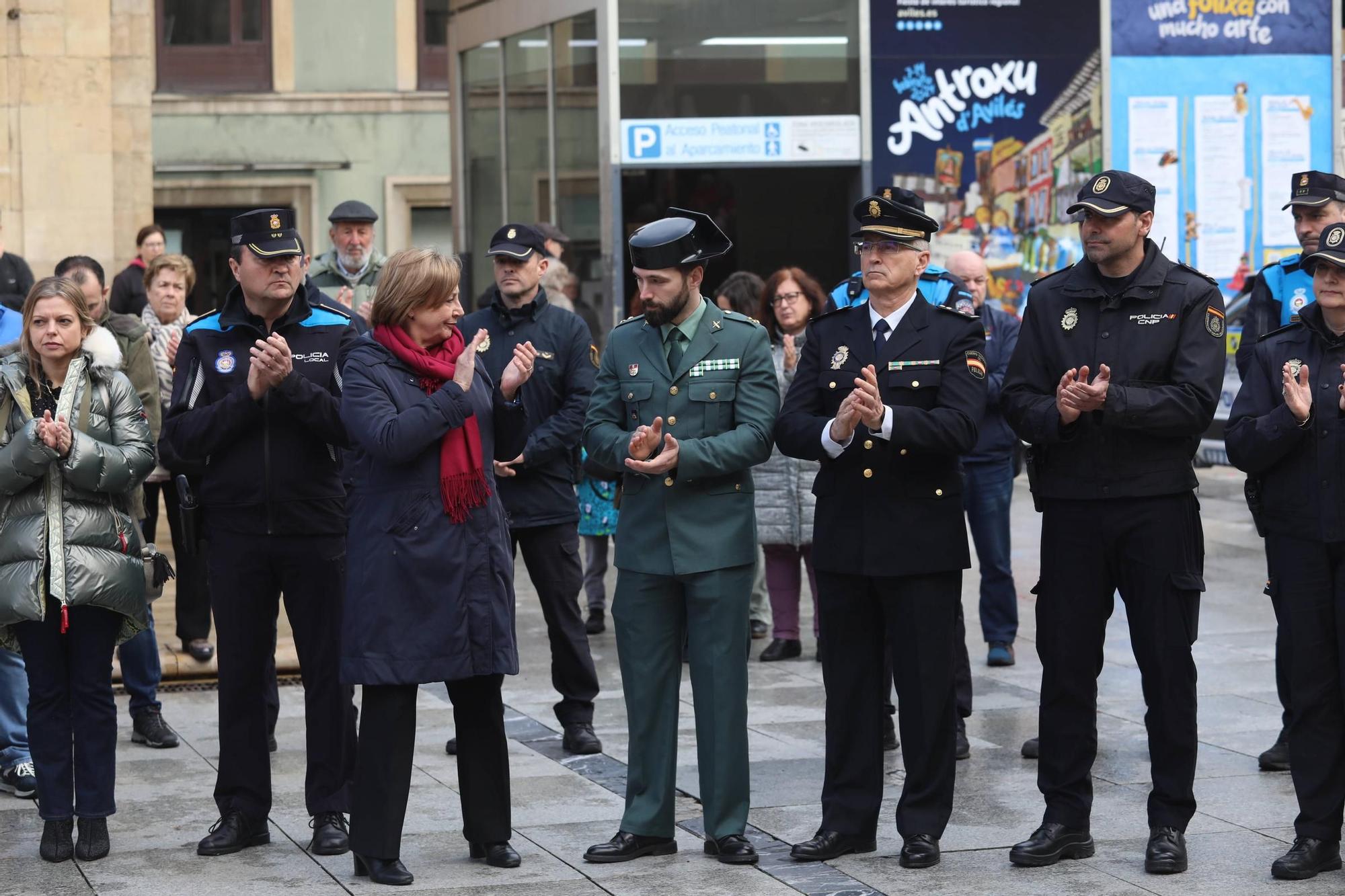 EN IMÁGENES: Avilés se suma al minuto de silencio por el asesinato en acto de servicio de dos guardias civiles en Barbate