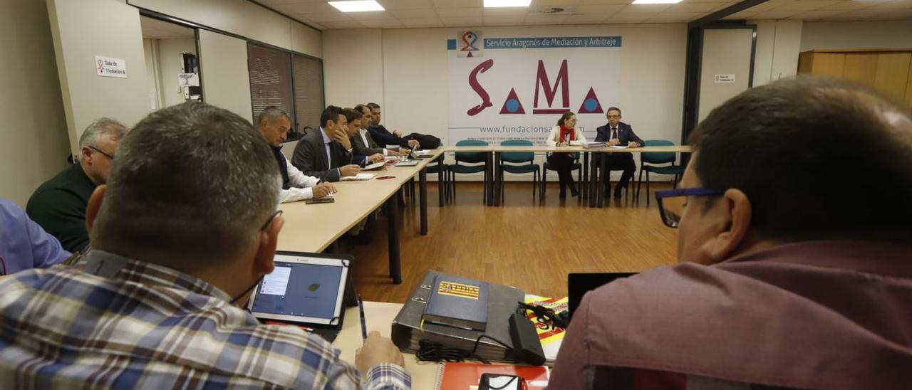 Una de las múltiples reuniones celebradas en el SAMA entre la dirección y el comité de la empresa Avanza Zaragoza. | ANDREEA VORNICU