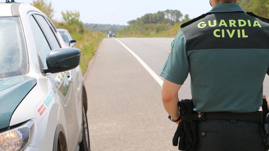 Imagen de archivo de un agente de la Guardia Civil junto a su vehículo | G.C