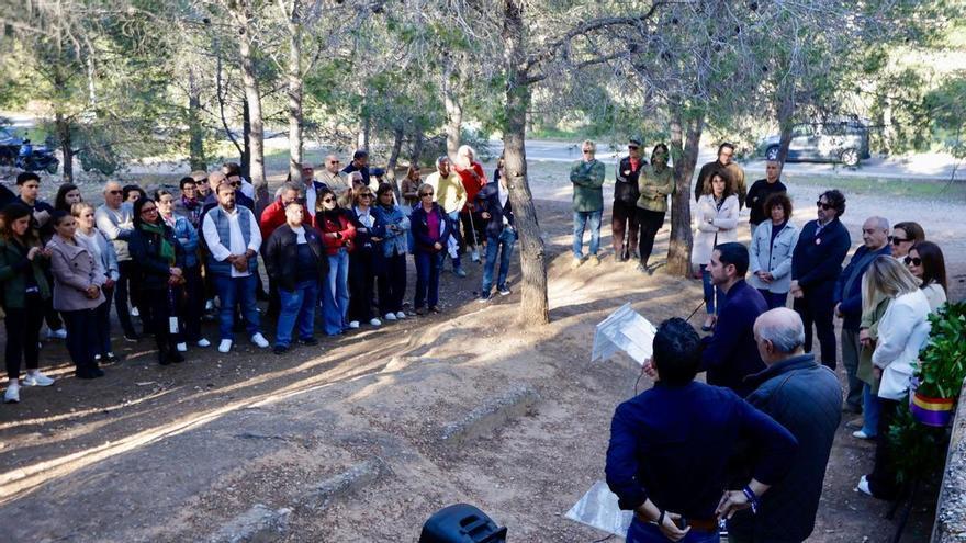 Paterna conmemora el Día de la República en un homenaje en el "paredón de España"