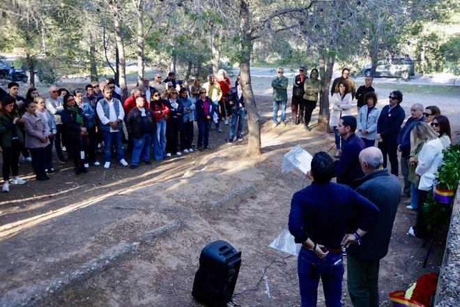 Paterna conmemora el Día de la República en un homenaje en el "paredón de España"