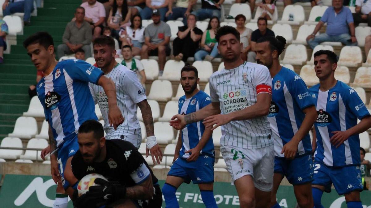 Mackay atrapa un balón en el partido ante el Córdoba.  // LOF