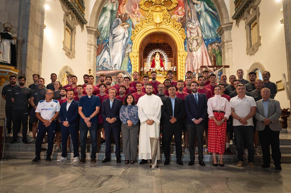 Ofrenda del CD Tenerife a la Virgen de Candelaria