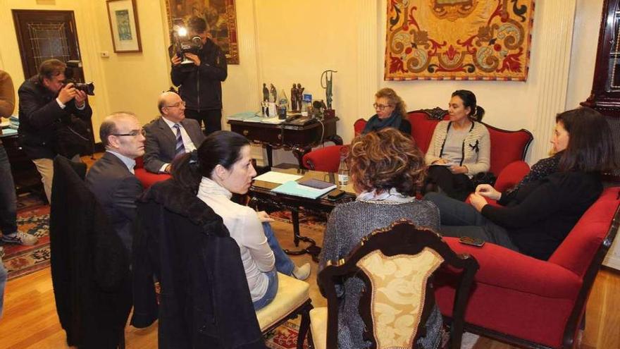 De izq. a dch., Áurea Soto, Vázquez Barquero, Agustín Fernández, Ana Garrido, Carmen Rodríguez y Marga Martín, en una reunión. // Iñaki Osorio