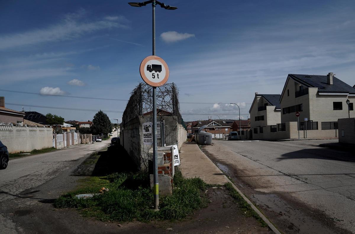 A la izquierda, una calle sin asfaltar y sin aceras de El Tallar. A la derecha, al lado, una calle asfaltada de Mejorada en una zona urbana consolidada.