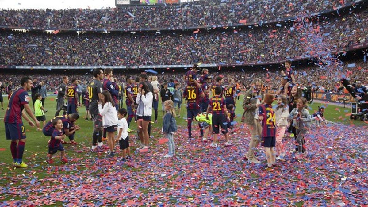 Los jugadores del Barça y sus familias disfrutan de la fiesta de la Liga en el Camp Nou.