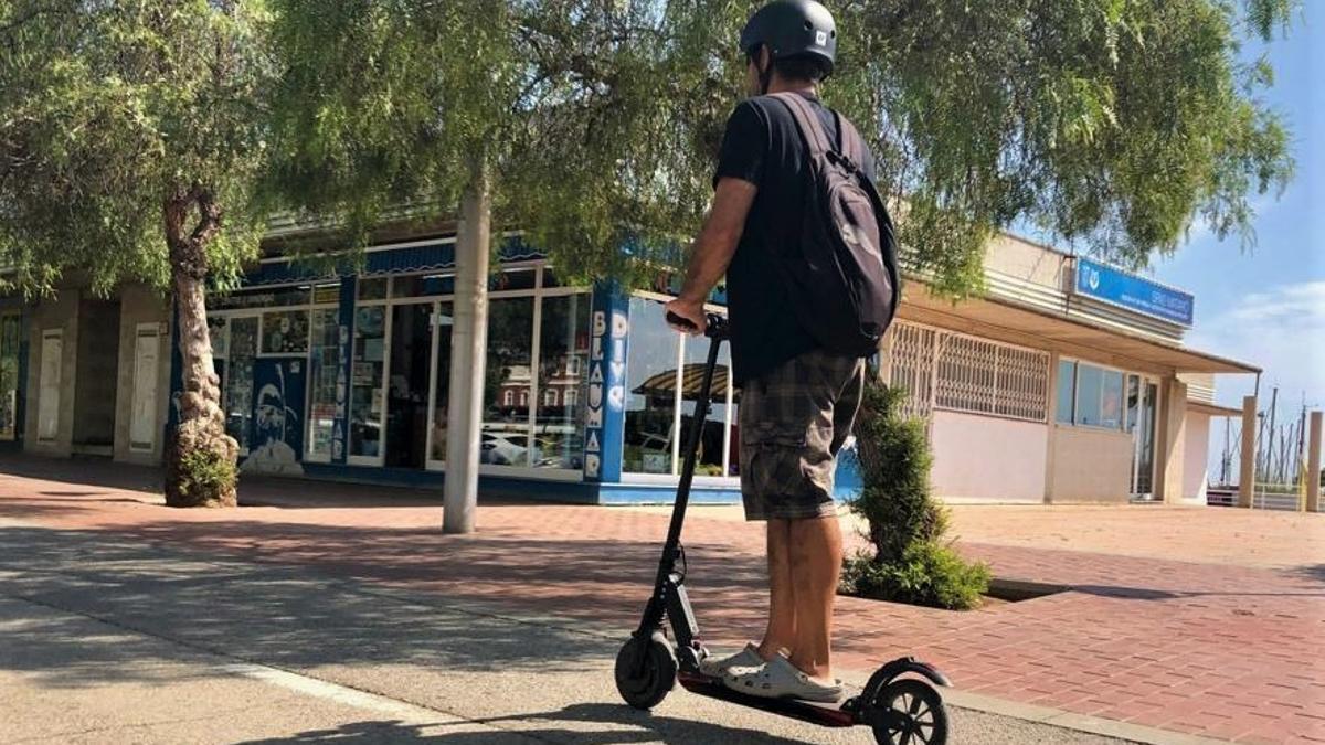 Un usuario de patinete eléctrico circulando por Mataró.