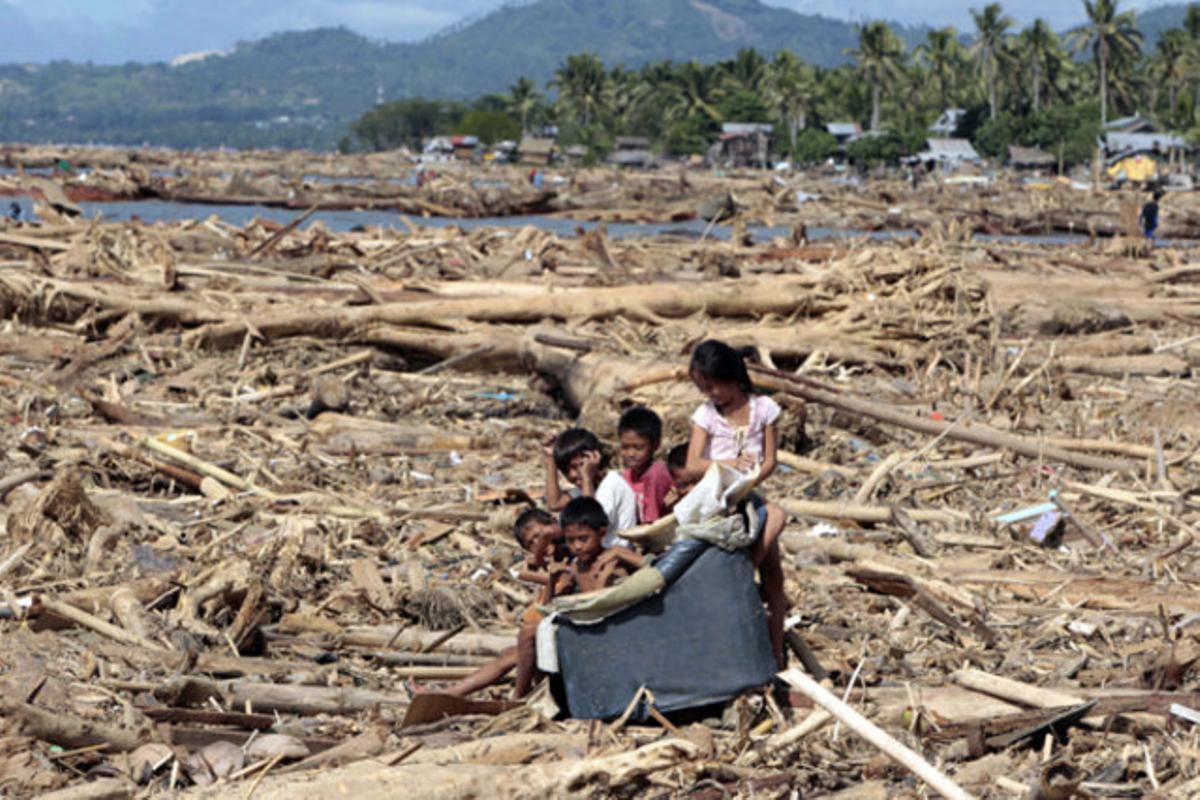 Uns nens juguen sobre la runa a Iligan, una de les localitats més afectades per les riuades i les esllavissades desencadenades per la tempesta tropical ’Washi’ a les Filipines.