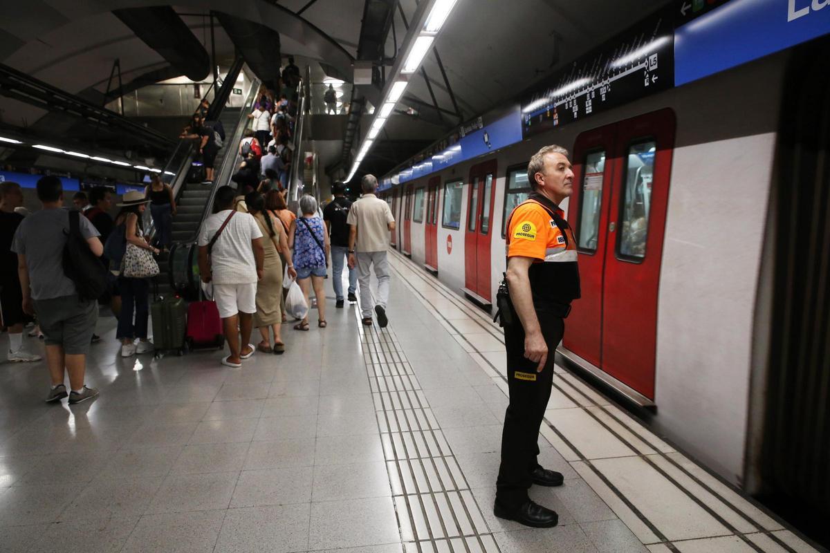 Un vigilante del metro, este miércoles, en la parada de La Sagrera