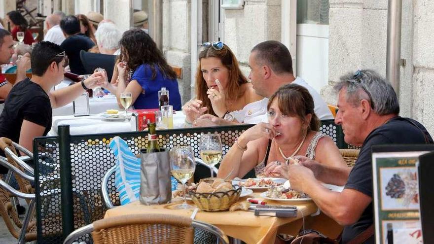 Varios turistas comiendo en un restaurante del centro de Vigo. // Alba Villar