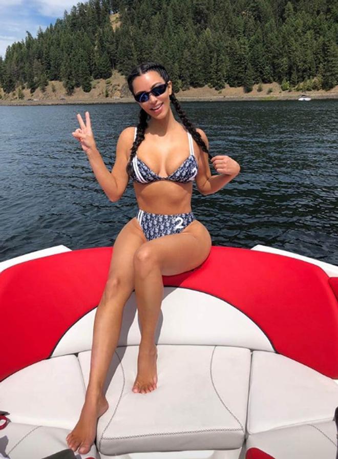 Kim Kardashian pasa el 4 de julio en bikini