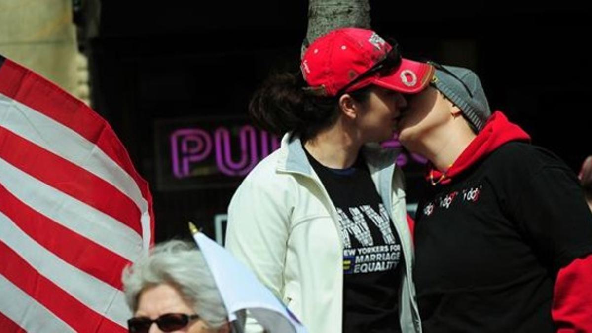 Dos activistas se besan durante una marcha a favor del matrimonio gay en Nueva York, el día 24.