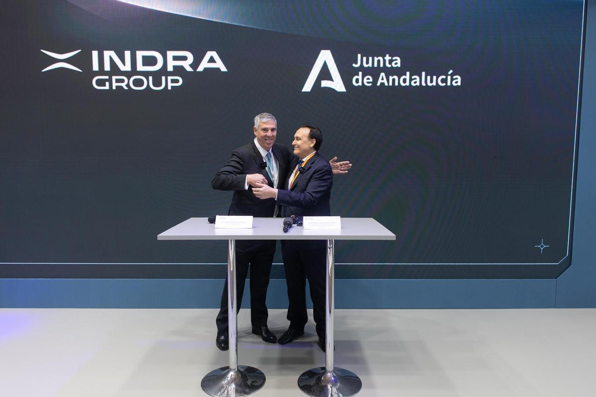 El delegado de Indra junto al consejero de Cultura.