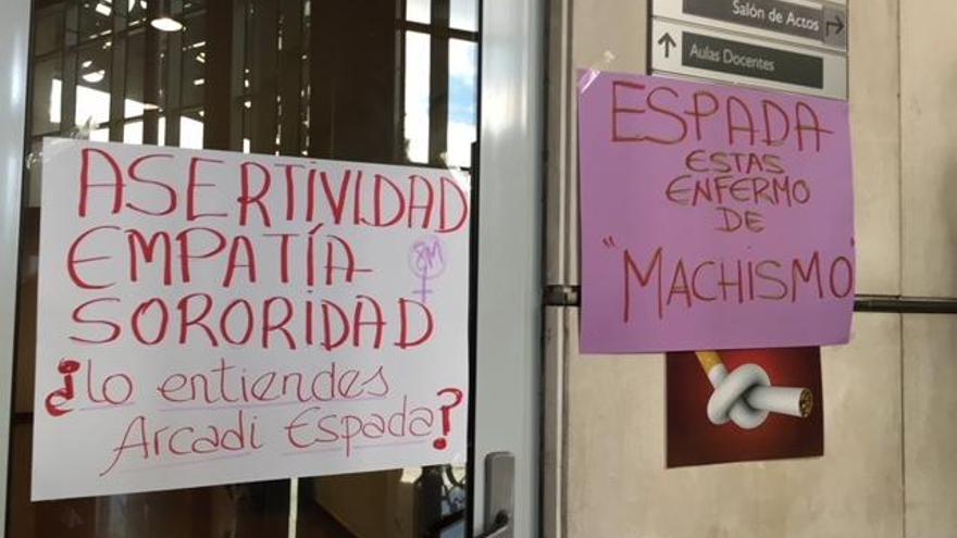 Carteles contra Arcadi Espada en el Hospital San Agustín.