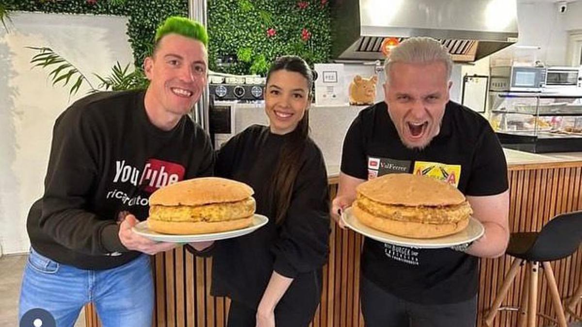 The 'youtubers' Ricarditoo Fit and Val Ferrer pose with the XXL sandwiches from Bar Rebo.  They both passed the challenge.