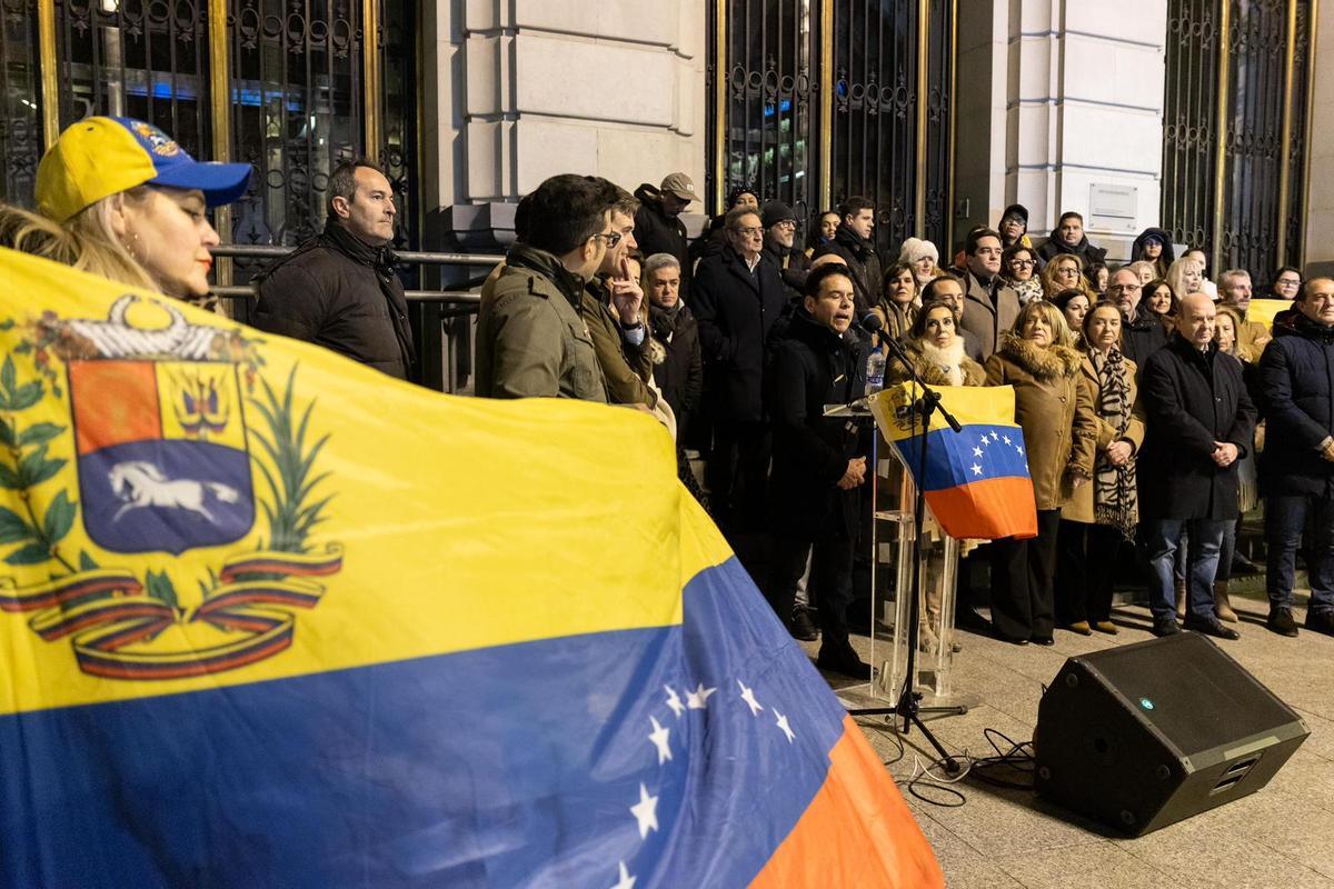 Concentración de la comunidad venezolana en defensa de la "libertad" de Venezuela en la plaza España de Zaragoza