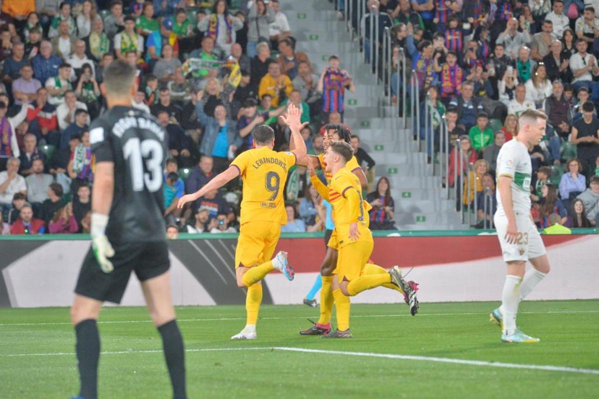 Lewandowski celebra el primer gol del Barcelona