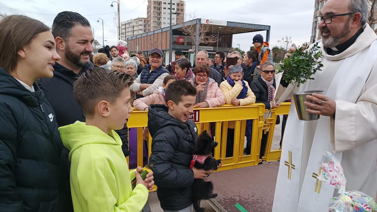 Bendición de un perro y un canario en Quart de Poblet.