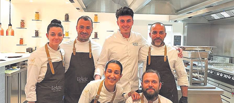 El chef Juan Pinel y su equipo en L’Àtic.