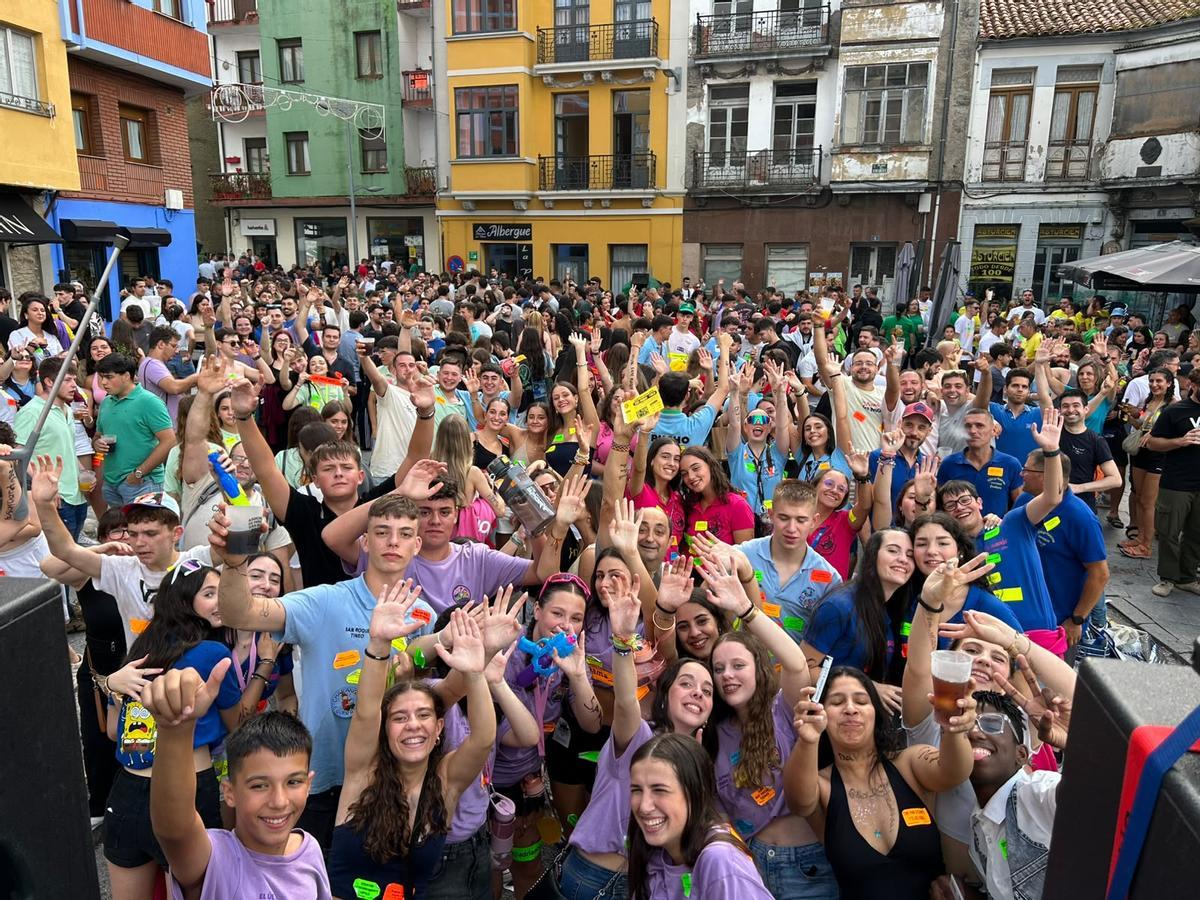 En imágenes: así fue la celebración de las peñas por el centro de Tineo En imágenes: así fue la celebración de las peñas por el centro de Tineo