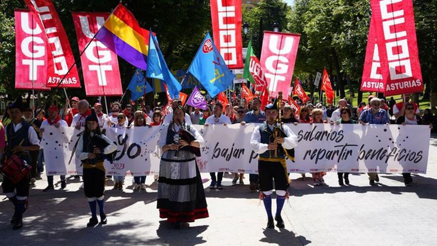 Reducción de jornada y mejores salarios, el grito de los grandes sindicatos en su manifestación en Asturias