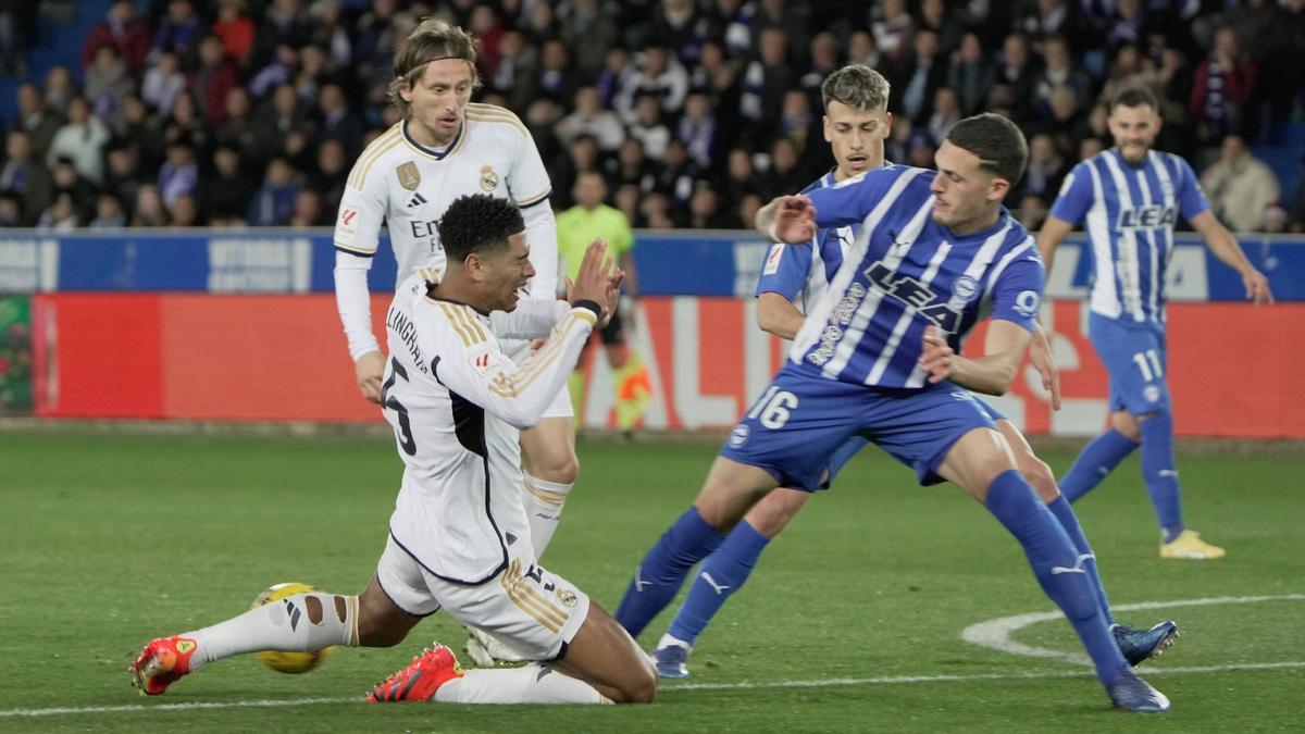 Bellingham y Modric, durante el partido ante el Alavés
