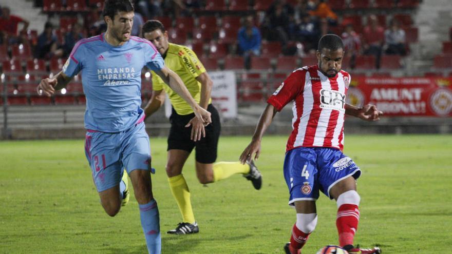 Ramalho prova una passada defensat de ben a prop per Néstor Salinas, jugador del Mirandés