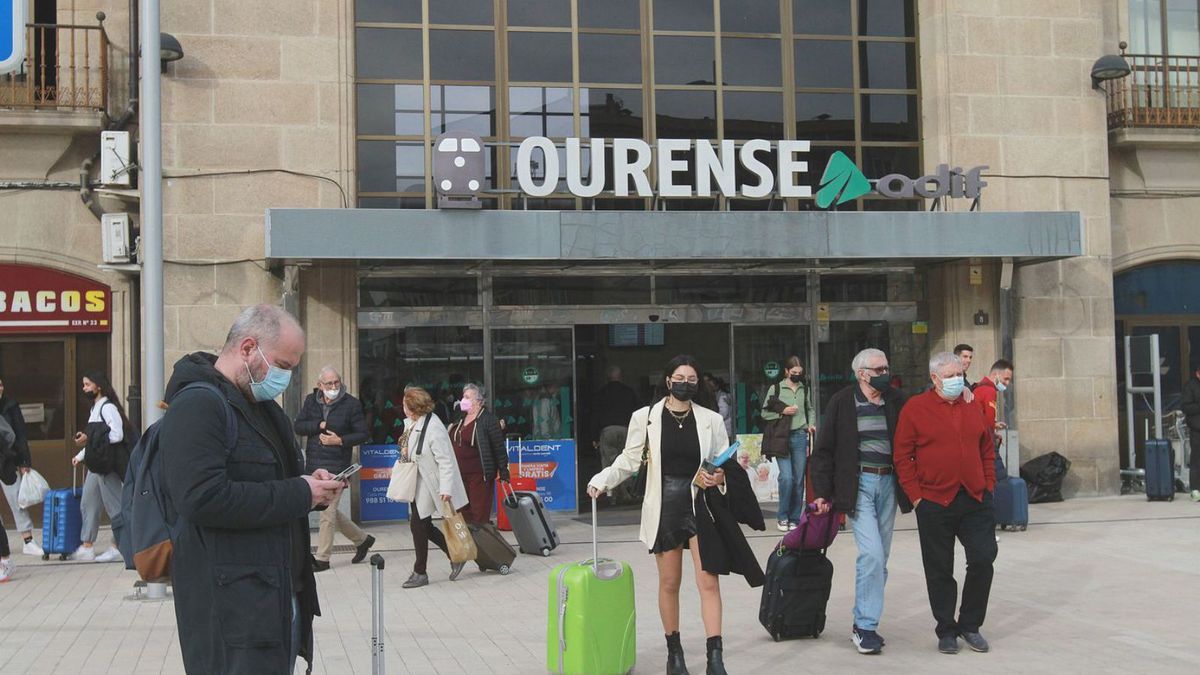 Usuarios del tren en la estación de Ourense.