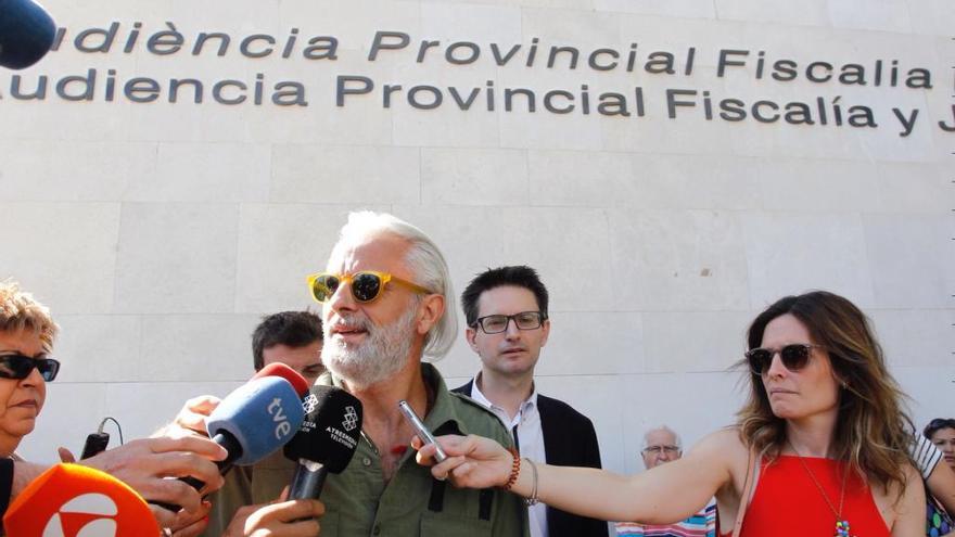 Marcos Benavent, el &quot;exyonki&quot; del dinero, atiende a los periodistas a su llegada a la Ciutat de la Justicia de València