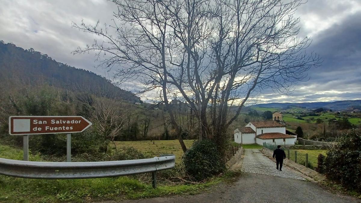 San Salvador de Fuentes, ruta hacia el templo del que partió para no volver la cruz procesional que se exhibe en Nueva York