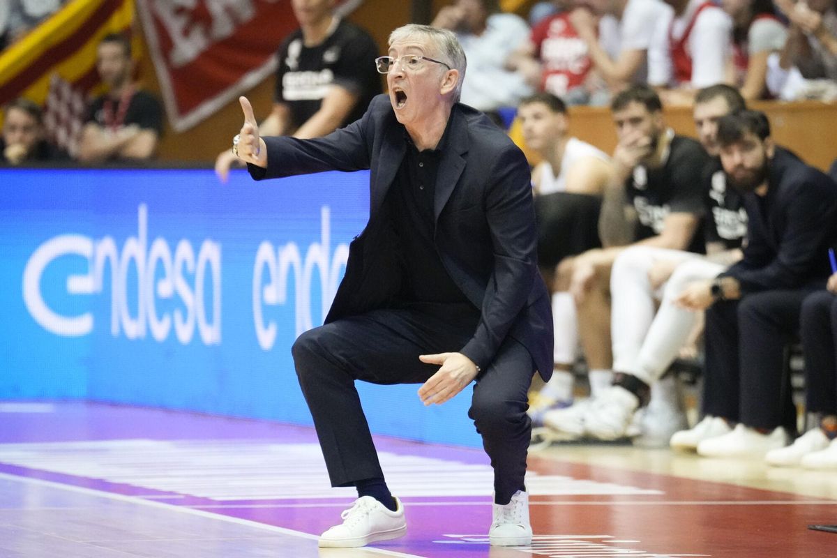 The coach of Basquet Girona, Moncho Fernández gives instructions to his players against Gran Canaria