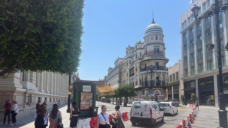 Los coches vuelven a pasar junto al Ayuntamiento de Sevilla 20 años después: se abre al tráfico un tramo por obras en la calle Alemanes
