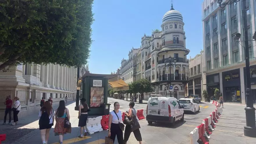 VÍDEO | Los coches pasan junto al Ayuntamiento de Sevilla por obras en la calle Alemanes