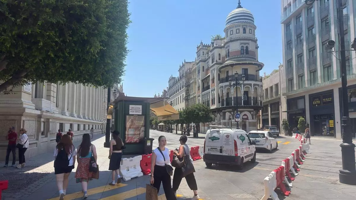 Los coches vuelven a pasar junto al Ayuntamiento de Sevilla 20 años después: se abre al tráfico un tramo por obras en la calle Alemanes