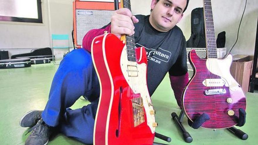 Alejandro Barna, en su taller de La Curtidora, donde fabrica y repara distintos instrumentos musicales.