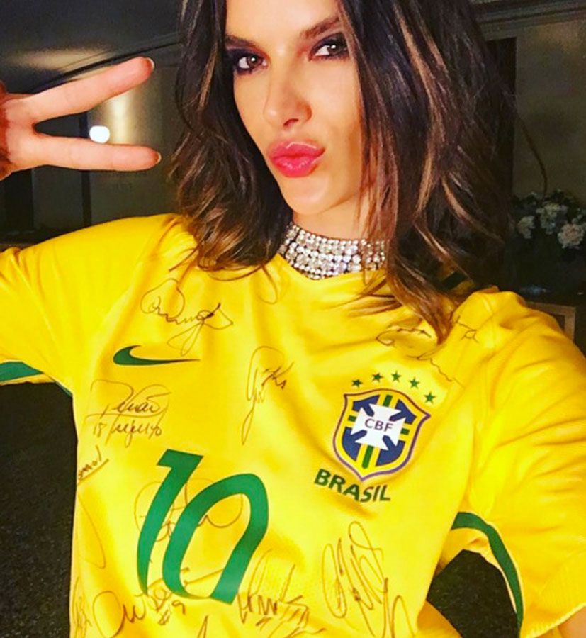 Alessandra Ambrosio apoyando a la selección brasileña