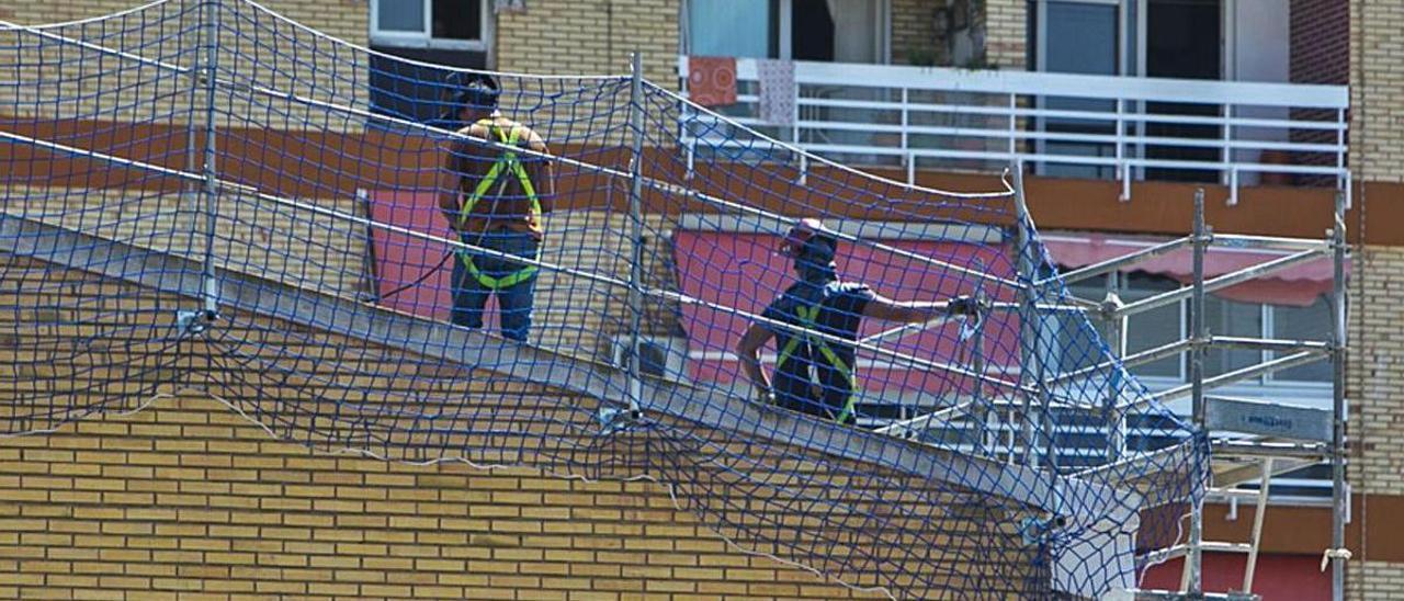 Retirada del fibrocemento en un colegio de Alicante el verano pasado.