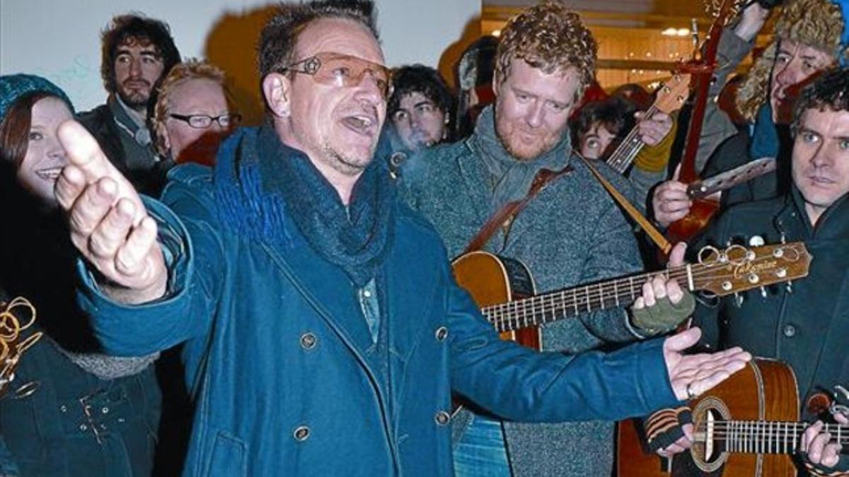 Bono, en Nochebuena, canta villancicos en la Grafton Street de Dublín, con Glen Hasard (The Swell Season).