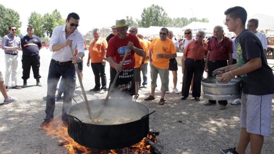 Amadeo Salvo participa en la elaboración del gazpacho ayorino, ayer en la reunión de las peñas del interior.