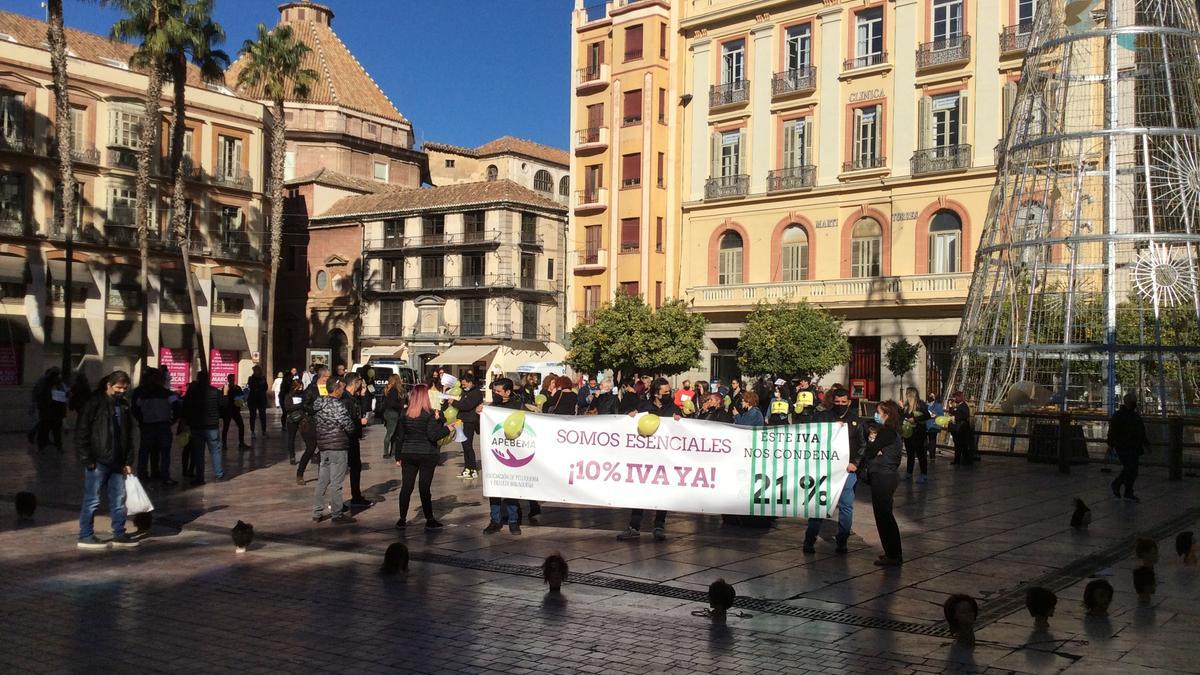 Un momento de la protesta de los peluqueros de Málaga, este lunes.