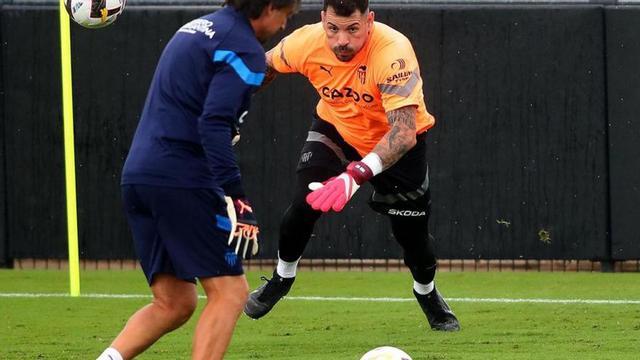 Iago Herrerín, en acción, en un entrenamiento en Paterna. | FRANCISCO CALABUIG