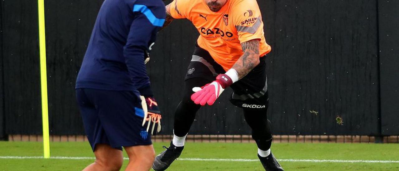 Iago Herrerín, en acció, en un entrenament a Paterna. | FRANCISCO CALABUIG