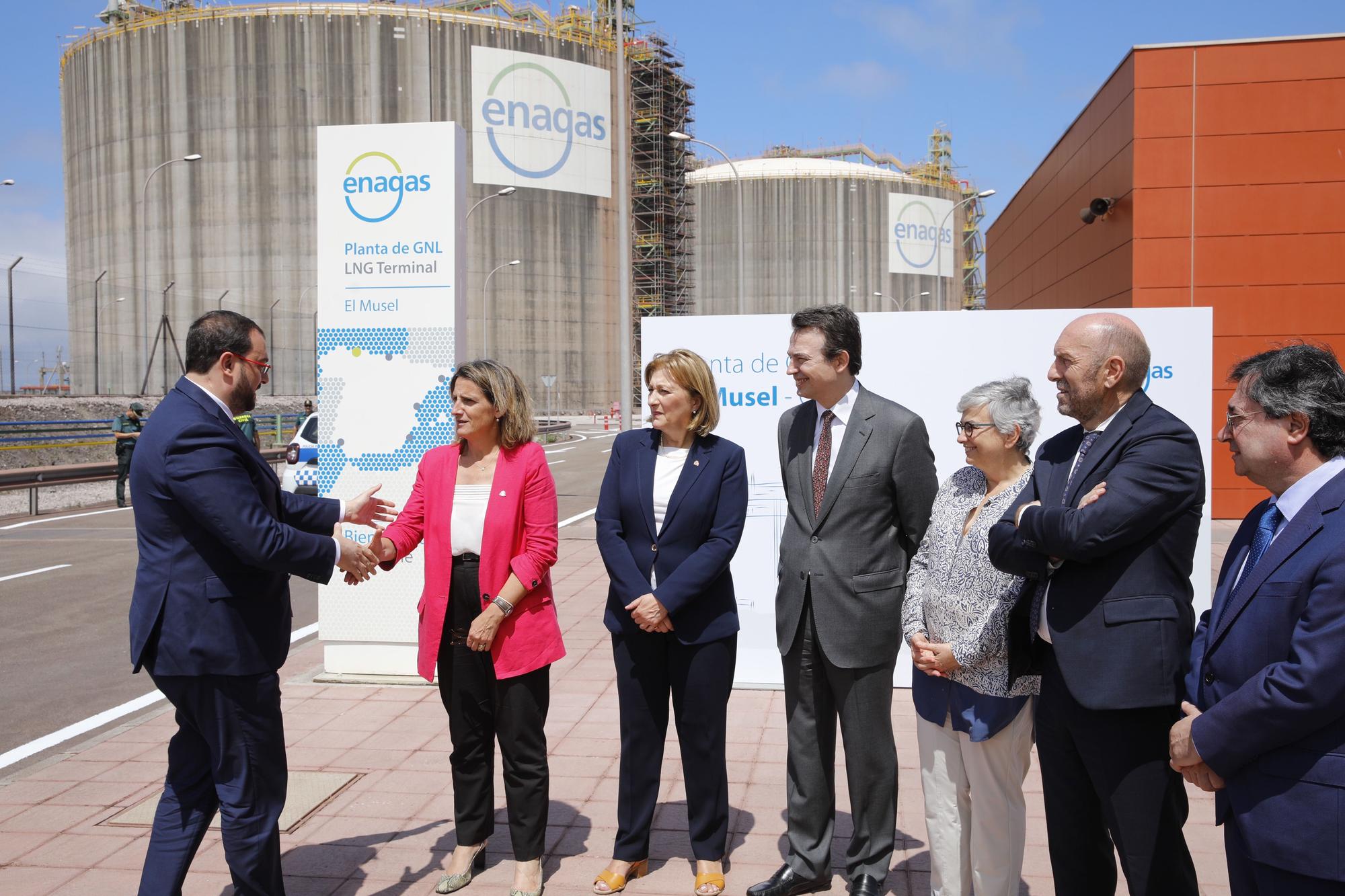 Teresa Ribera visita la planta regasificadora de El Musel