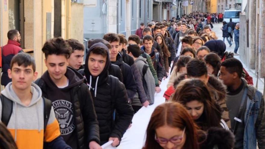Mig miler d&#039;alumnes han recorregut el carrer de la Jonquera resseguint les passes de l&#039;exili